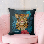 Söt Jungle Leopard Blommigt Art | Svart | NAMN Kudde<br><div class="desc">Söt dekorativ kudde har en leopard med hand plockade-färg, med tropiska löv i blå nyanser och en stark hibiscus-blomma i rosa över färg i anpassningsbar (i mörk marin blått). En textmall ingår för enkel anpassning. Modern och färglös - gör en underbar gåva! *Bild / Illustration efter Tracey Khalei / Orabella...</div>