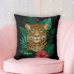 Söt Jungle Leopard Blommigt Art | Svart | NAMN Kudde<br><div class="desc">Söt dekorativ kudde har en leopard i hand plockade/målat, med tropiska löv i djungel och en stark hibiscus-blomma i rosa över en bakgrund i färg i anpassningsbar (i svart). En textmall ingår för enkel anpassning. Modern och färglös - gör en underbar gåva! *Bild / Illustration efter Tracey Khalei / Orabella...</div>