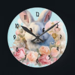 Söt kanin med rosenkrans rund klocka<br><div class="desc">En klocka med en akvarellbild. En vit grå kanin omgiven av en krans av rosa och persikorosa rosor. För kaninälskare och påsktema och födelsedagar och shower.</div>