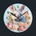 Söt kanin med rosenkrans rund klocka<br><div class="desc">En klocka med en akvarellbild. En vit grå kanin omgiven av en krans av rosa och persikorosa rosor. För kaninälskare och påsktema och födelsedagar och shower.</div>