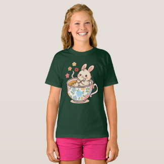 Söt kanin som kopplar av i en blomsterteacup med t shirt