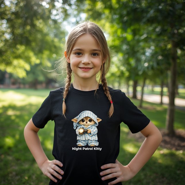 Söt katt i pyjamas t shirt (Skapare uppladdad)