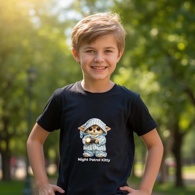 Söt katt i pyjamas t shirt (Skapare uppladdad)