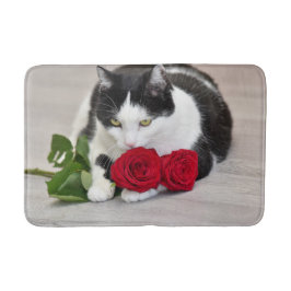 Söt katt med den röda rosen badrumsmatta