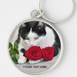 Söt katt med den röda rosen rund silverfärgad nyckelring