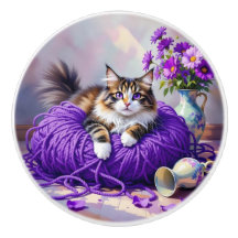 Söt katt med lila blommor och garn