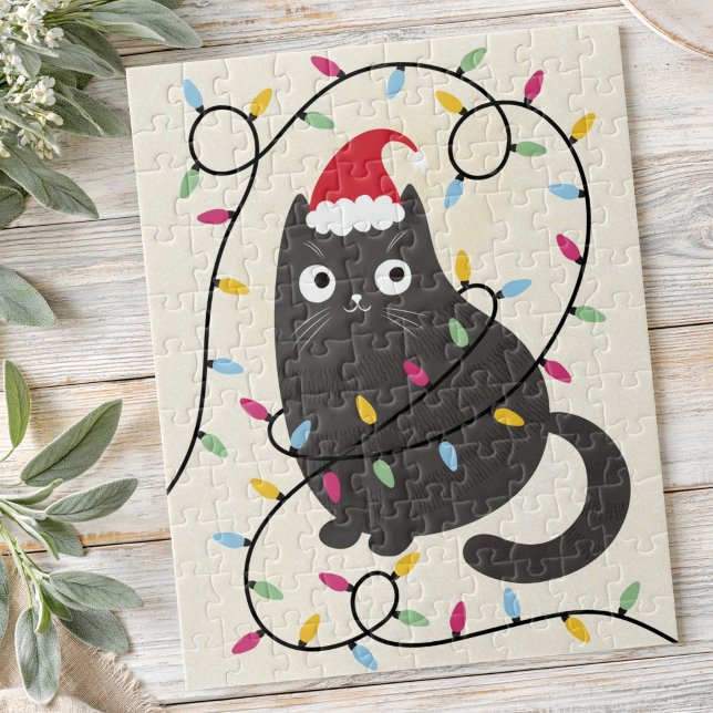 Söt katt med tomteluva och julbelysning pussel (Cute cat with Santa hat and lights Christmas Jigsaw Puzzle)