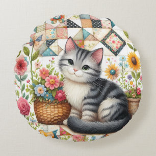 Söt katt på blomstergott lantquilt i lantlig idyll rund kudde