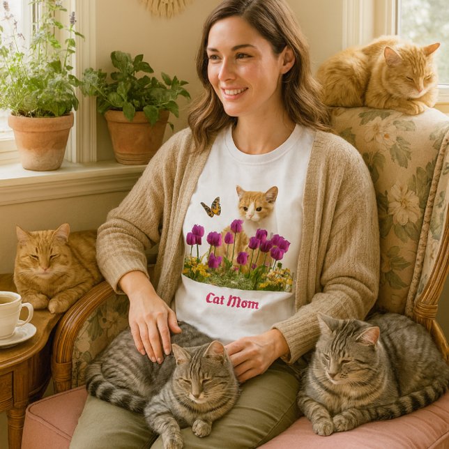 Söt kattmamma / orange tabby-katt vit t shirt (A delightful t-shirt, perfect for the "cat mom" on your gift list. Featuring an orange tabby kitten )