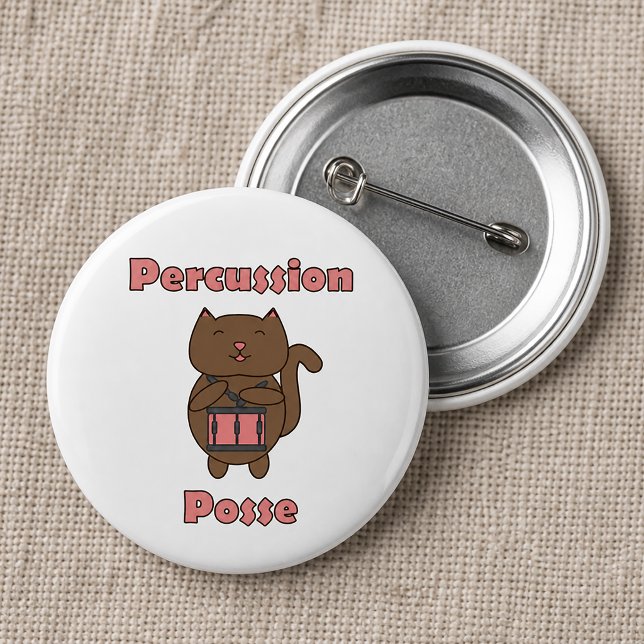 Söt katttrumslagare slagverkstropp rolig tecknad f knapp (A pin with a cute cat playing a snare drum and the text percussion posse)