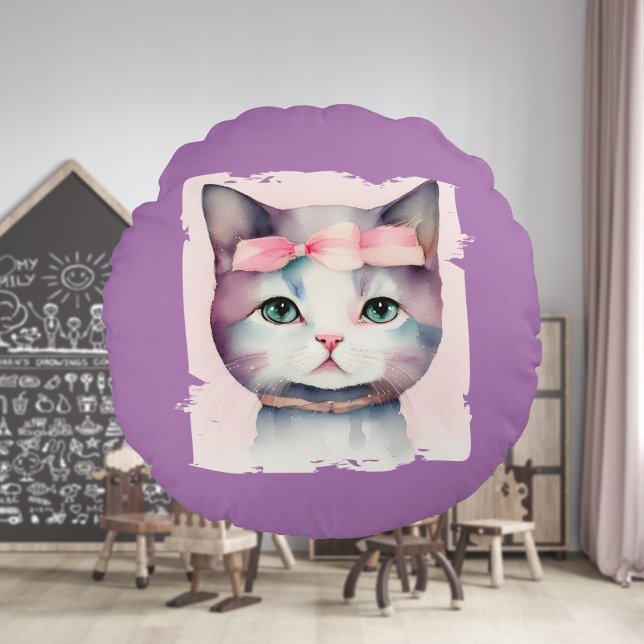 Söt Kattunge med rundad fyllning av Rosa med blå b Rund Kudde (Skapare uppladdad)