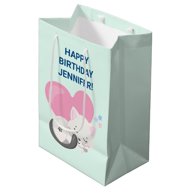 Söt Kattunge Sleeping med stort hjärta i ryggen (Framsidan Vinklad)