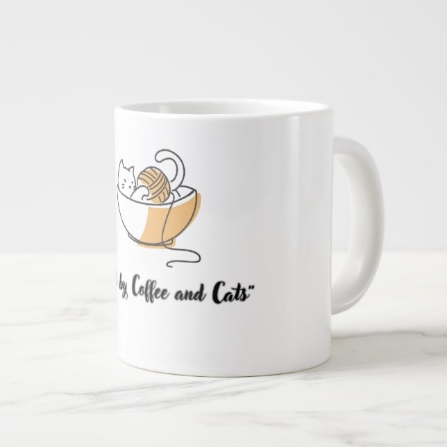 Söt keramisk kopp med texten 'Driven av kaffe och  Jumbo Mugg (Framsida höger)