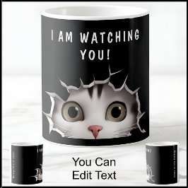 Söt kikat katt som tittar på dig rolig nyhet svart kaffemugg