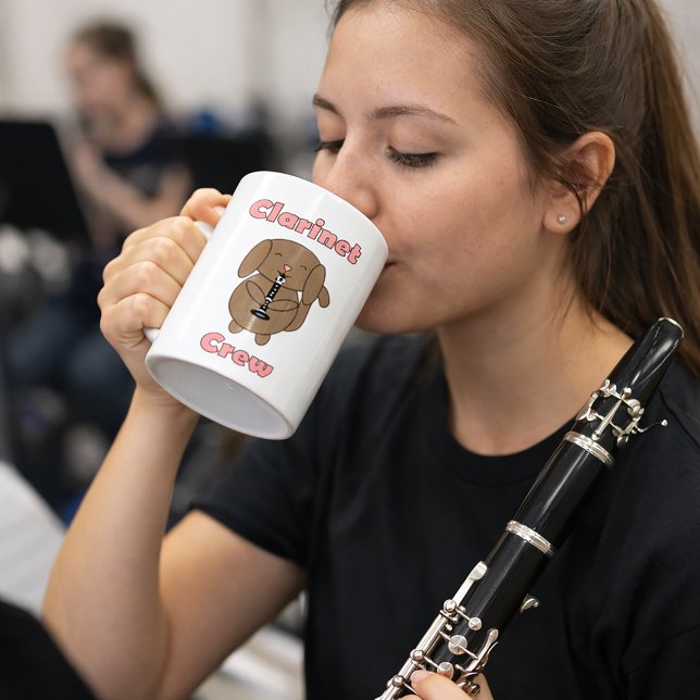 Söt Klarinettbesättning Brun Valp Kaffemugg (A mug with a cute dog playing the saxophone and the text clarinet crew.)