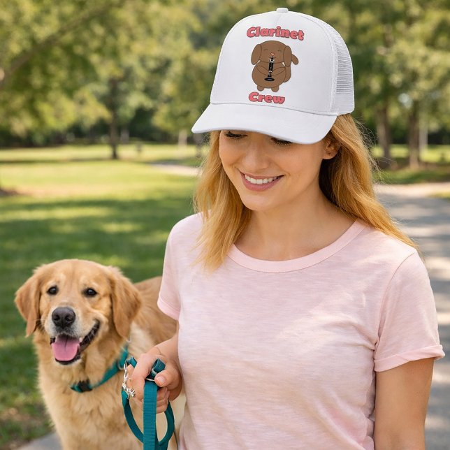 Söt Klarinettbesättning Valp Musiker Kawaii Keps (A hat with a cute brown dog playing the clarinet and the words clarinet crew.)