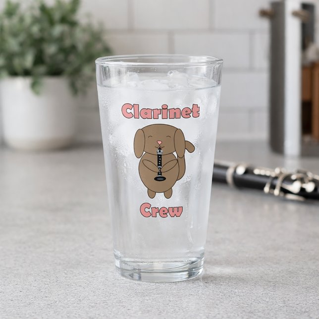 Söt Klarinettgäng Brun Valp Klarinettspelare Glaskopp (A glass with a cute dog playing the clarinet and the words clarinet crew in pink letters.)