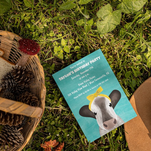 Söt ko med rosett Födelsedagsfest i alla åldrar Inbjudningar (Skapare uppladdad)