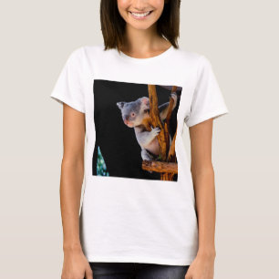 Söt koala i grått träd t shirt