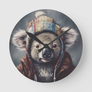 Söt Koala i vinterhatt Anpassat namn runt Rund Klocka