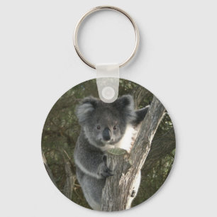 Söt koala som klättrar i ett träd nyckelring