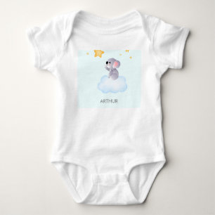 Söt koala som sitter i molnet t shirt