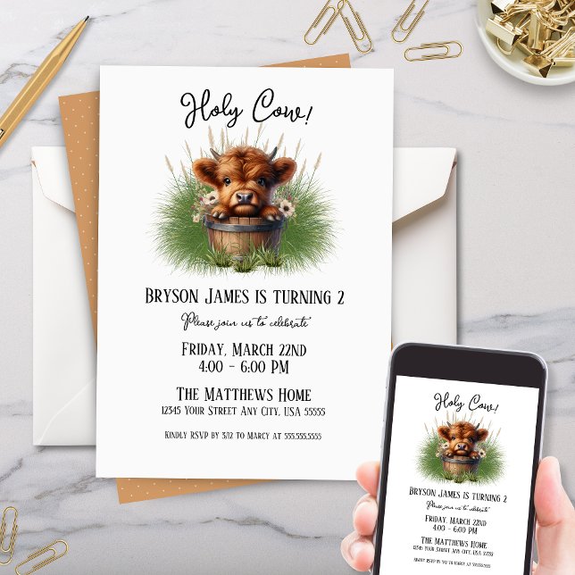 Söt Könsneutral Highland Ko Gård Djur Fest Inbjudningar (cute highland cow theme baby birthday party invitation with grass and wooden pail for any age)