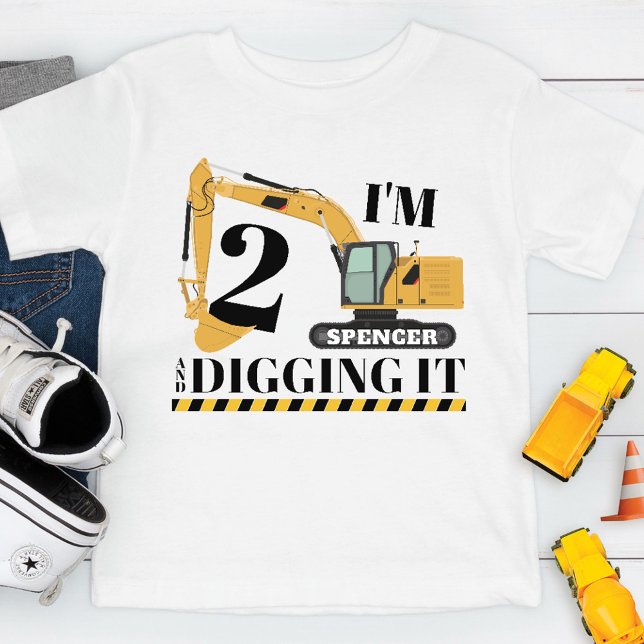 Söt Konstruktionsgrävmaskin Lastbil 2-års Födelsed T Shirt (2 and Digging It Funny kids 2nd toddler boy birthday party construction building site white t-shirt)