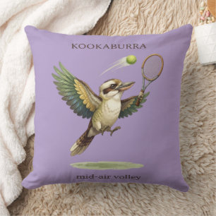 Söt Kookaburra som spelar tennis volley i luften Kudde