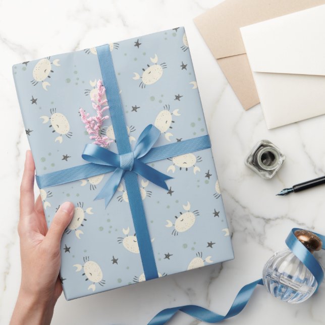 Söt krabbformad mönster havsliv kust på ljust blåt presentpapper (Gifting)