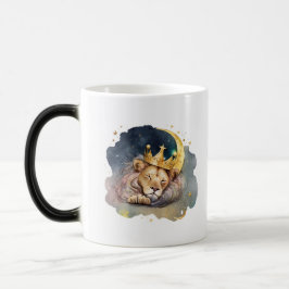 Söt kung Lion sitter och sover på månen Magisk Mugg