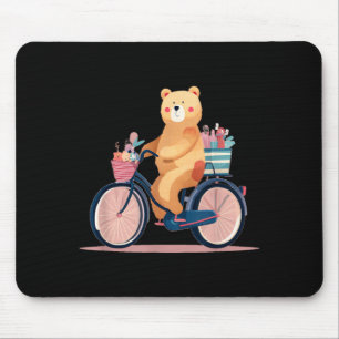 Söt kvinna cyklar med rolig teddybjörnsgrafik musmatta