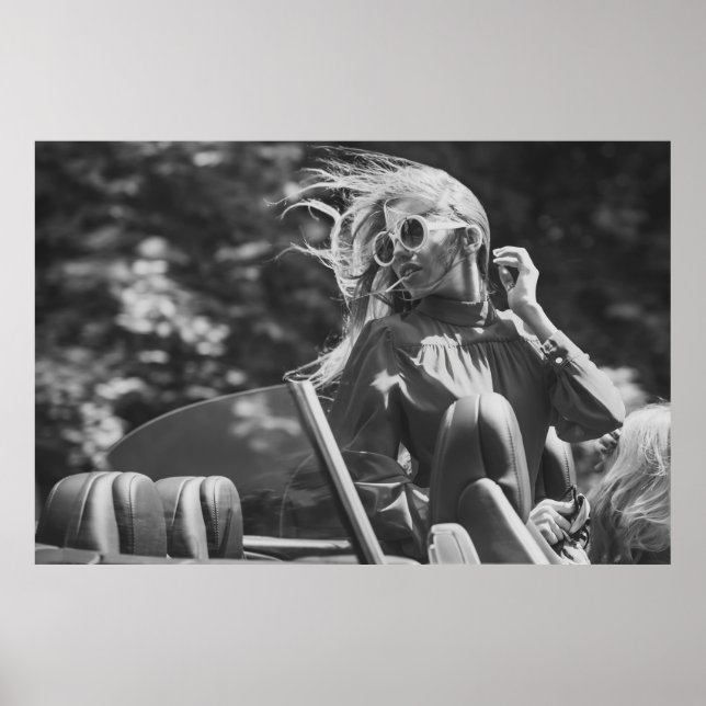 Söt kvinna i konvertibel bil poster (Framsidan)