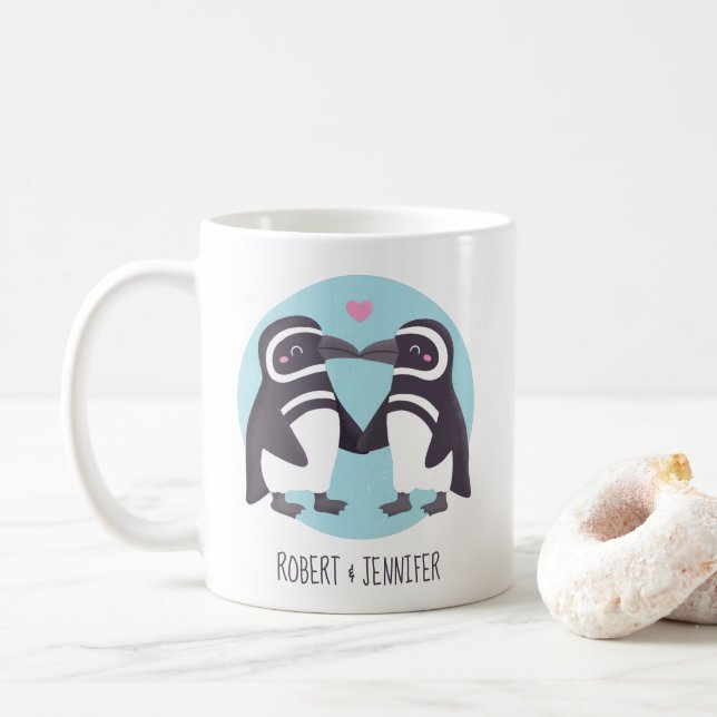 Söt kyssande pingvinpar-personlig kaffemugg (Med munk)