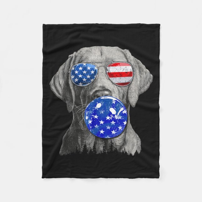 Söt Labrador som bär amerikanska flagg solglasögon Fleecefilt (Framsidan)
