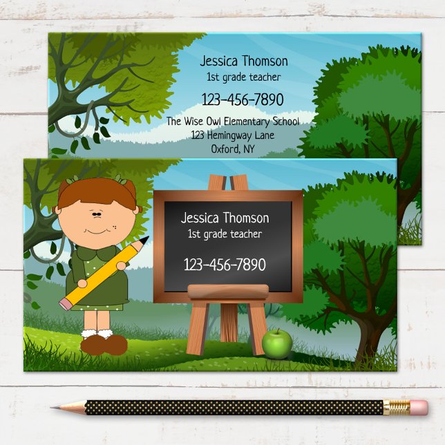 Söt landskaps svarta tavlan lärare visitkort (A cute whimsical business card for a teacher in cartoon style in green nature with an apple)