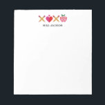 Söt lärare tacksamhet XOXO Färgrik Anteckningsblock<br><div class="desc">Glad och modern, detta personliga anteckningsblock för lärare har en söt XOXO-penna, hjärta och äpple illustration med ditt anpassade namn under för en lekfull men professionell touch. Massor av vitt utrymme, vilket gör det perfekt för snabba anteckningar, checklistor och vardagliga påminnelser i klassrummet eller en genomtänkt tacksamhetsgåva till läraren från...</div>