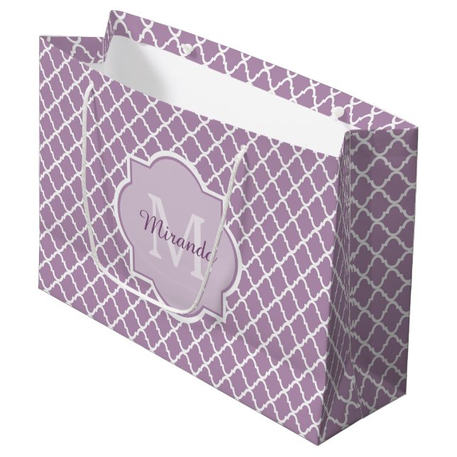 Söt Lavender Lila Quatrefoil Monogrammed Namn (Framsidan Vinklad)