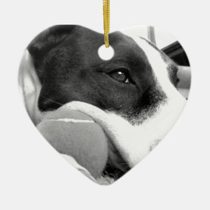 söt ledsen tittar hund svart med boll julgransprydnad keramik