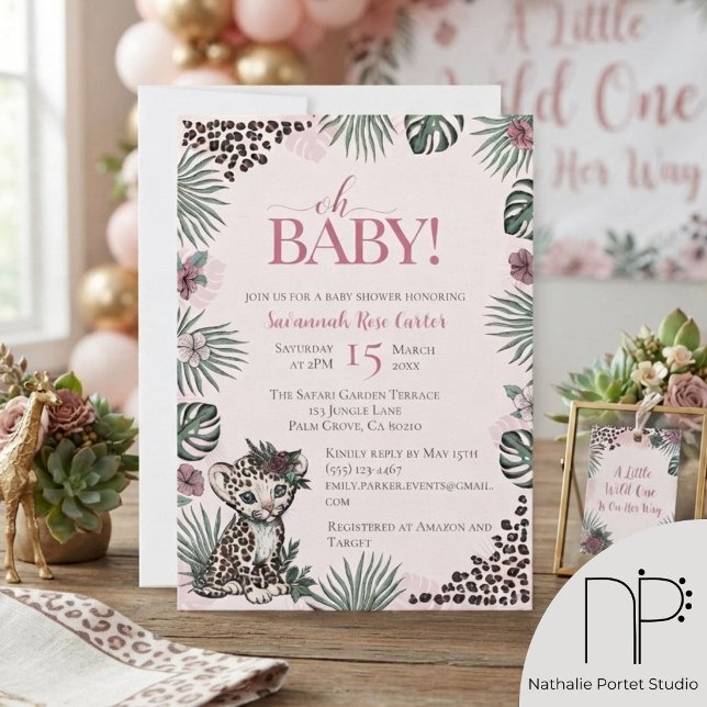Söt Leopard Safari Flicka Barnkalas Inbjudningar (hand-drawn baby leopard cub, pink roses, and a leopard print back for a girl leopard safari party)
