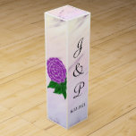 Söt Lila Blommigt Watercolor Bröllop Vin box Presentask För Vinflaska<br><div class="desc">Söt lila blommigt med grönt löv mot en mjuk violett lila-grädda som viftade bakgrunden på tre sidor av lådan för en romantisk vintage. Ultra Violet är färg 2018. Fina lådor för mottagningen är gåvor till vin eller champagne flaskor som har stuckits inne, eller till årsdagar eller andra särskilda tillfällen. Anpassa...</div>