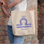 Söt Lila Libra Astrology-Personlig Tygkasse<br><div class="desc">Den här söt lilan och lavender Libra till väskan har ditt astrologiska tecken från Zodiac i en vacker gnistra som konstellationerna. Anpassa den här söta presenten med ditt namn i ett vackert kursivt skript för någon med en sen födelsedag i september eller tidigt.</div>
