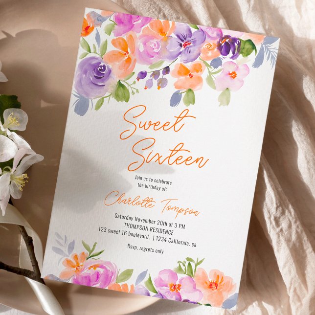 Söt lila orange blommigt-skript, söt 16  inbjudningar (Pretty purple orange floral script sweet 16 invitation)
