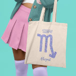 Söt Lila Scorpio Astrology-Personlig Tygkasse<br><div class="desc">Den här söt lilan och lavender Scorpio i väskan har ditt astrologiska tecken från Zodiac i en vacker gnistra som konstellationerna. Anpassa den här söta,  personlig presenten med ditt namn i ett vackert kursivt skript för någon med en sen födelsedag i oktober eller tidigt i november.</div>