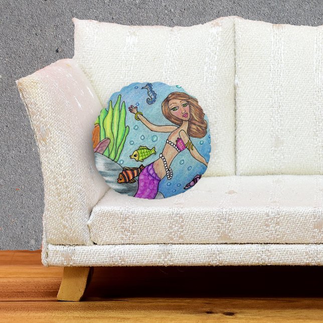 Söt Lila Sjöjungfru Swimming Fish Sjögräs Sten Rund Kudde (Mermaid pink tail with fish seahorse by seaweed rocks on round decorative pillow.)