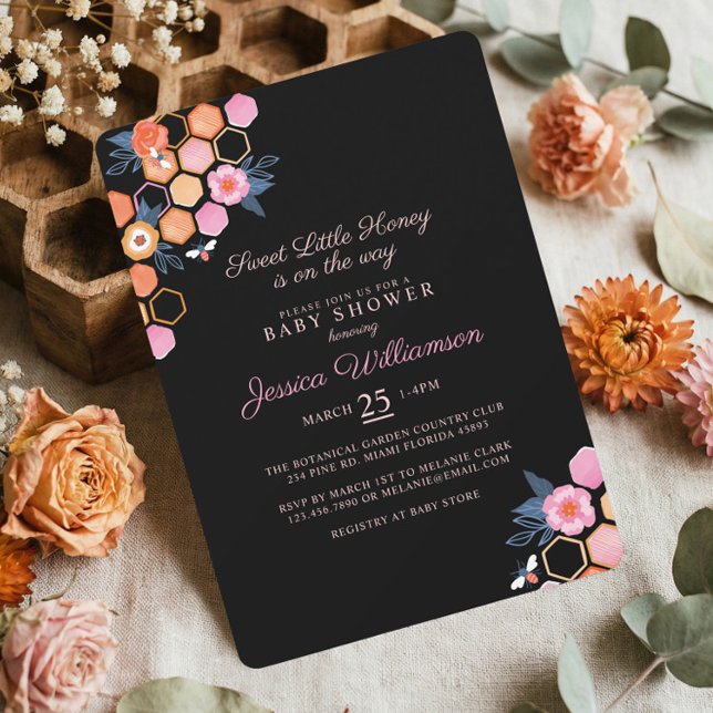 Söt lilla honung på vägen | Svartvit Blommigt bin Inbjudningar (Sweet Little Honey Mommy to Bee Baby Shower Invitation)