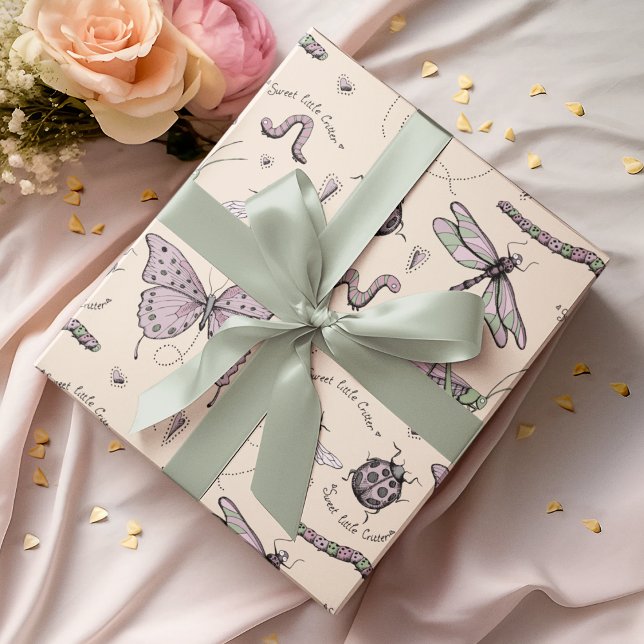 Söt lilla kritiker Delikat  Rosa & Cream Presentpapper (An adorable, feminine yet whimsical Insect Wrapping Paper pattern for baby girls or mothers-to-be :))