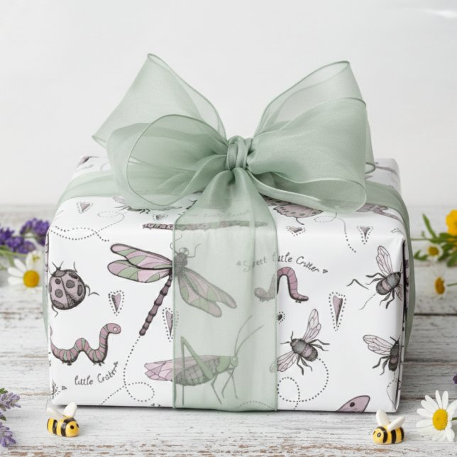 Söt lilla kritiker Delikat  Rosa och vit Presentpapper (Cute Pink and Sage Green Insects Baby Shower Wrapping Paper for Baby Girl)