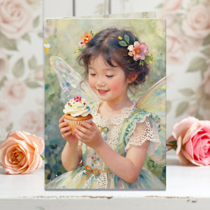 Söt liten fe-flicka med födelsedags-cupcake kort