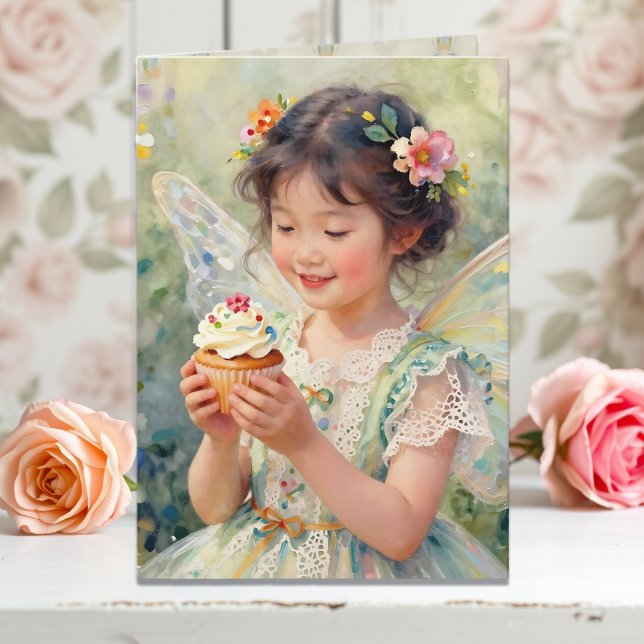 Söt liten fe-flicka med födelsedags-cupcake kort (Skapare uppladdad)